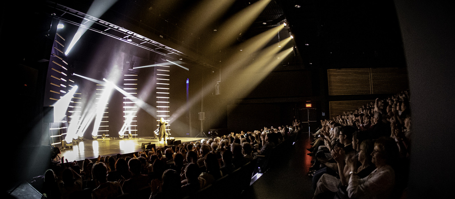 Spectacle dans une salle à Amos